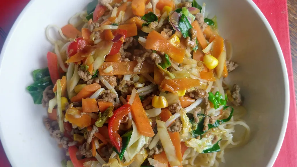 Photograph of Beef chow mein.