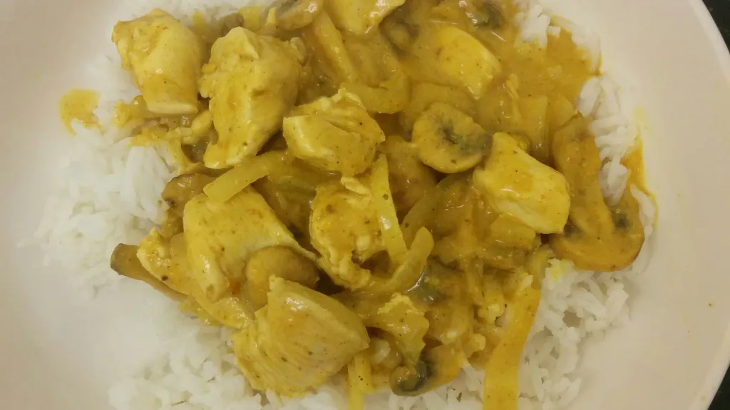 Photograph of Chicken and mushrooms curry with coconut milk.