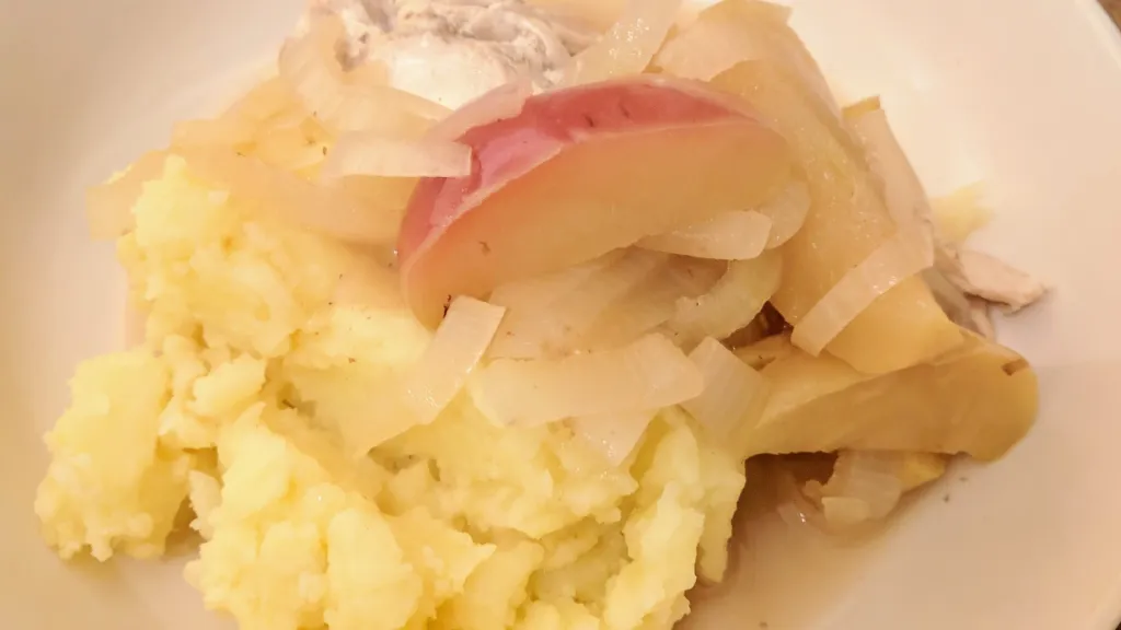 Photograph of Chicken with apples and cider.