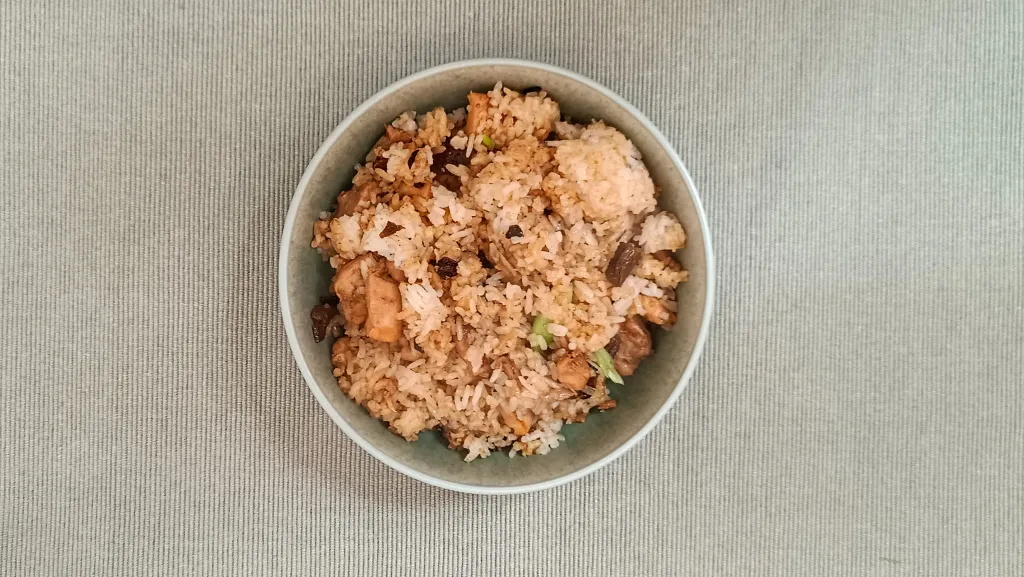 Photograph of Claypot chicken rice.