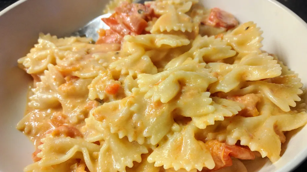 Photograph of Creamy tomato & pepper pasta.