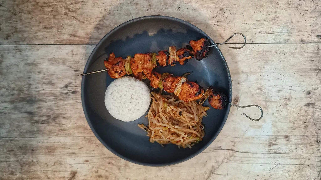 Photograph of Dak-kkochi with beansprout salad.