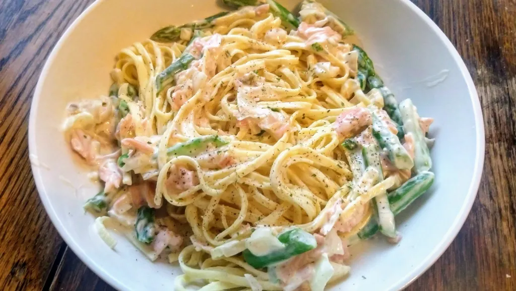 Photograph of Fettuccine with asparagus and smoked salmon.
