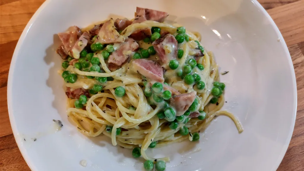 Photograph of Ham and peas pasta with garlic parmesan cream sauce.
