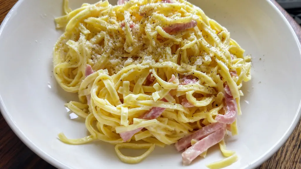 Photograph of Linguine with ham and mascarpone.
