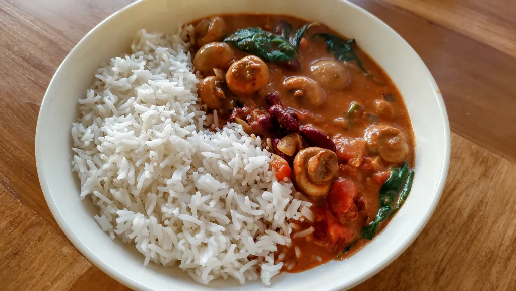 Photograph of Mushroom & kidney bean coconut curry.