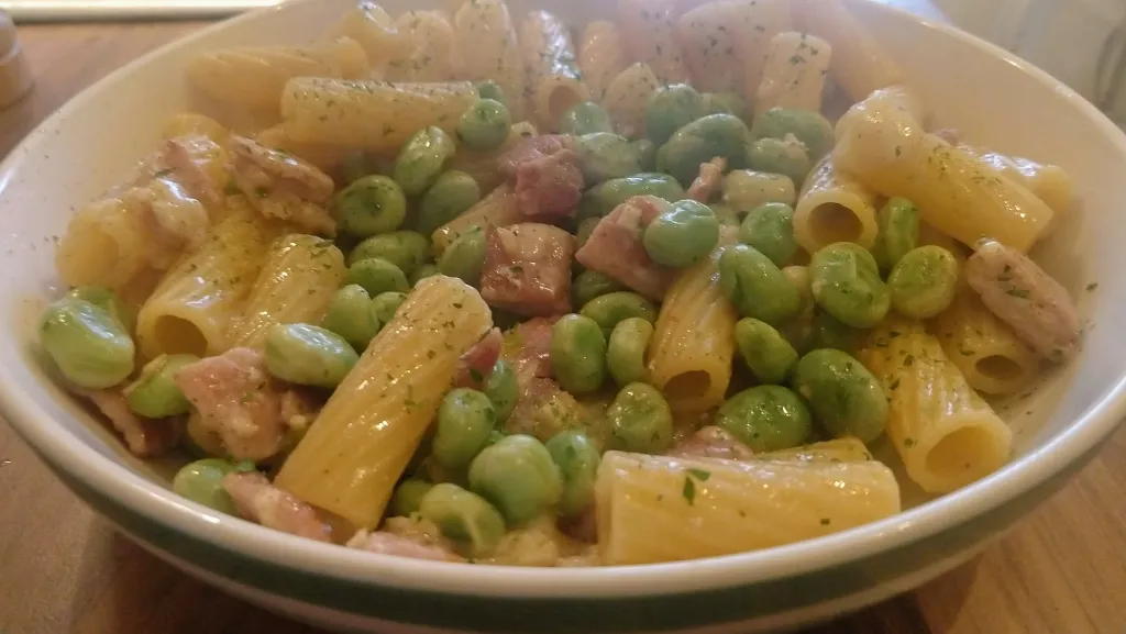 Photograph of Pasta with broad beans.