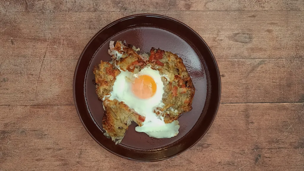 Photograph of Potato rösti with smoked ham and eggs.