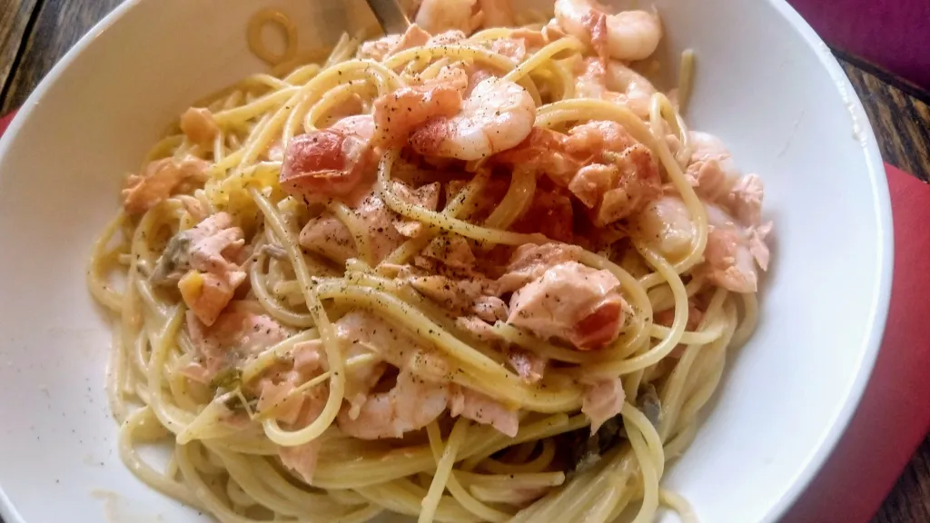 Photograph of Spaghetti with salmon and prawns.