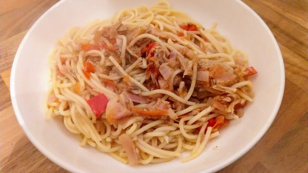 Photograph of Spaghetti with tomato, chilli & tuna salsa.