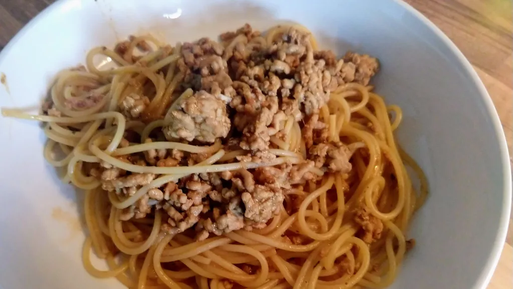 Photograph of Spicy-sweet sambal pork noodles.