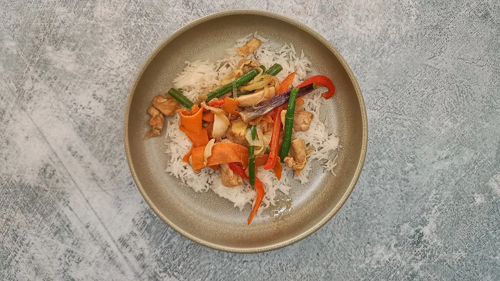 Photograph of Stir-fried chicken and ginger (gai pad king).