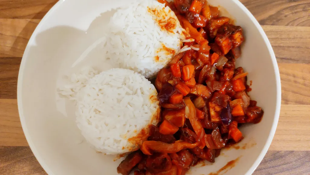 Photograph of Sweet and sour tofu stir fry.