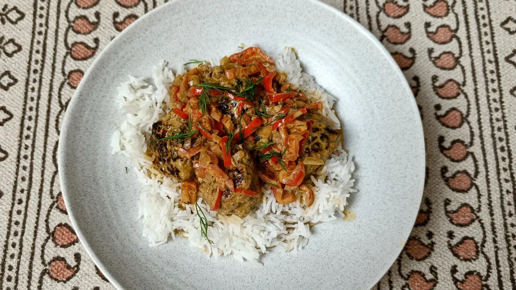 Photograph of Thai chicken zucchini meatballs in coconut curry.