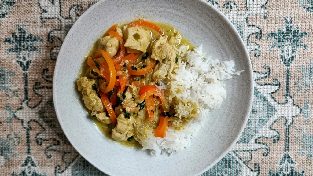 Photograph of Thai green curry (gaeng keow waan) .