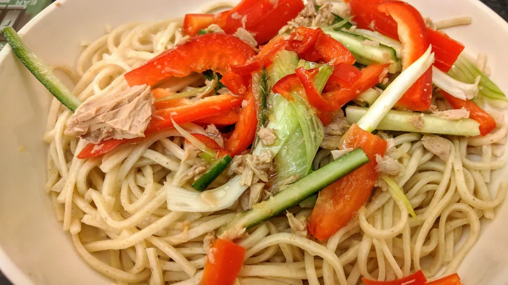 Photograph of Tuna noodles with honey and ginger dressing.