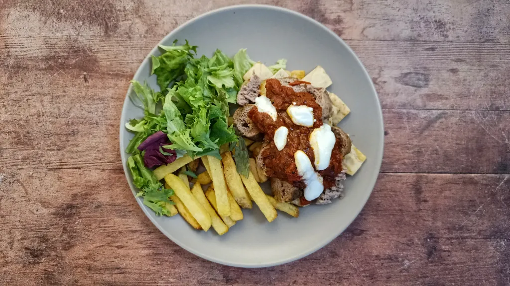 Photograph of Yogurtlu kebap with hot spiced butter.